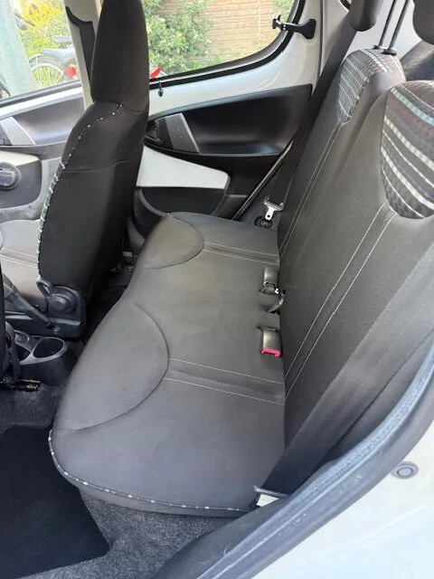 Achterbank volledig schoon na dieptereiniging