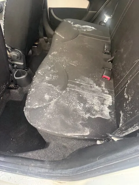 Achterbank met vlekken en vuil voor reiniging