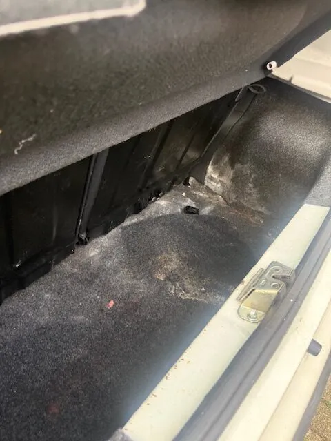 Kofferbak met stof en vuil voor reiniging