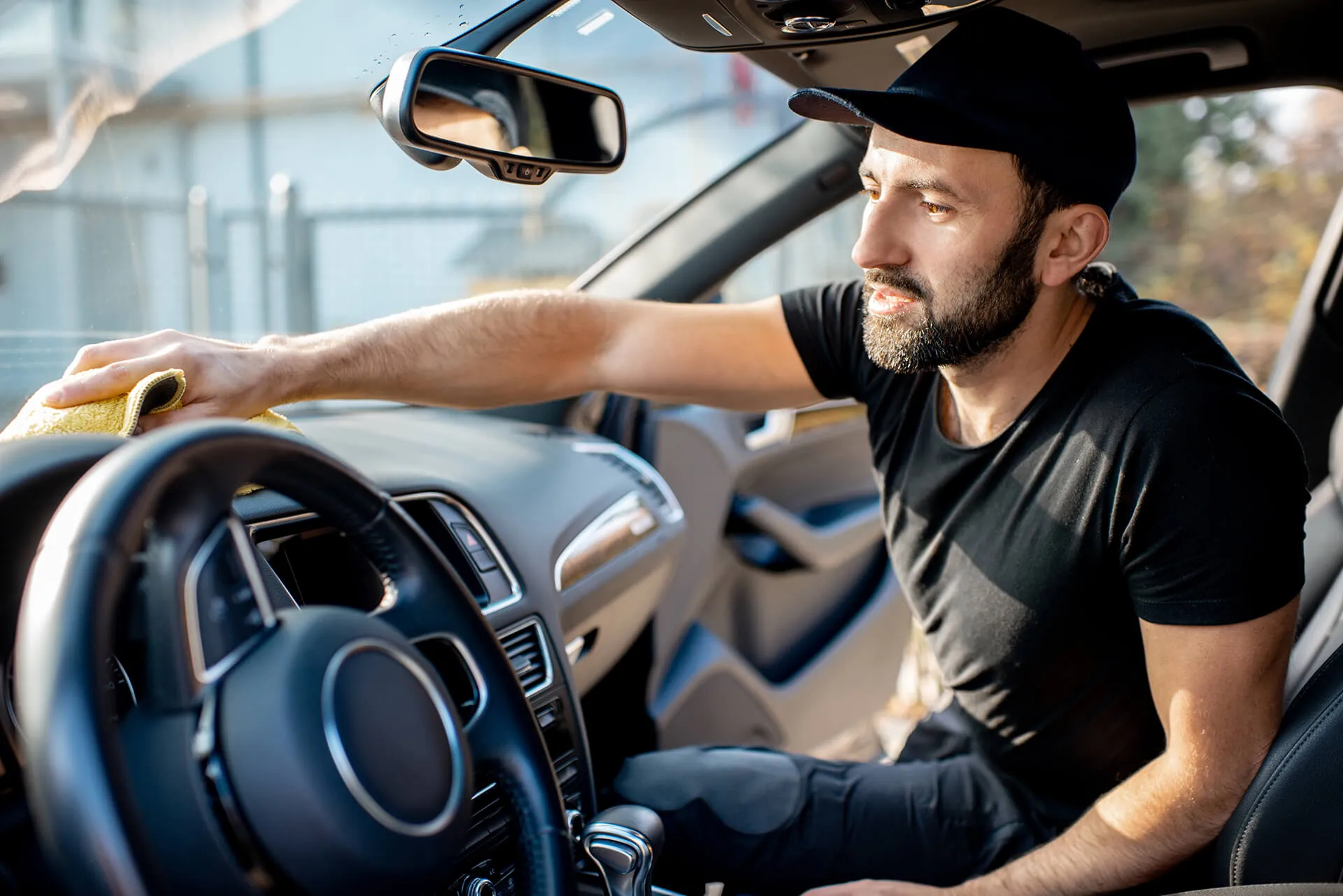 Detailer reinigt dashboard en ramen van binnenuit